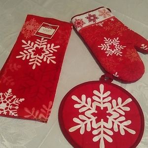 Holiday Time Snowflake 3 piece kitchen set towel mitten pot holder